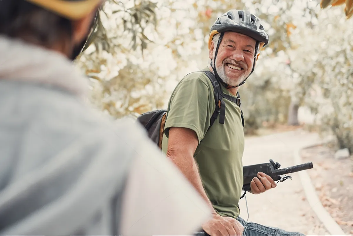 Weniger Schmerzen im Alltag Ältere männliche Personen auf dem Farrad