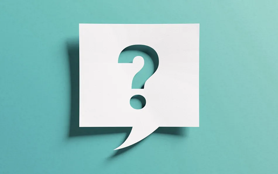 Notizzettel mit Schatten als Sprechblase mit einem Fragezeichen ausgeschnitten vor türkisem Hintergrund